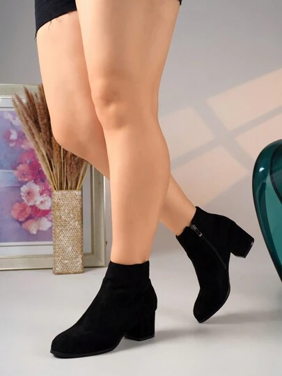 大码女士休闲简约侧拉链粗跟圆头黑色短靴，适合职场女性，冬季时尚高跟宽楦