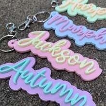 定制个性化姓名钥匙扣 - 双色 - 定制文字 - 包包挂饰 / 钥匙圈 / 姓名标签 / 粉彩草书字体 / 秋冬钥匙扣 - 彩色 - 查看 6