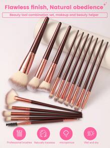 Juego completo de 28 piezas que incluye: 15 brochas de maquillaje, 3 esponjas de maquillaje, 3 esponjas de maquillaje en forma de triángulo, 3 aplicadores de maquillaje con el dedo, 1 tazón para limpiar brochas, 1 diadema y 2 muñequeras. Herramientas para maquillaje en polvo, líquido y facial.