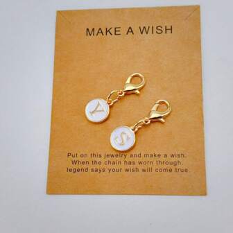 1 pieza Llavero de monograma de aleación de oro, accesorio de mosquetón dorado individual, colgante con alfabeto de doble cara, accesorio de llavero con inicial personalizada, adecuado para billetera, mochila, estuche de auriculares y llaves de coche, regalo unisex para amigos y parejas, adecuado para celebración de cumpleaños y decoración de mochila escolar, accesorios de Halloween, accesorios del Día del Maestro, cordones de identificación, accesorios de coche, adornos de bolso, ideas de regalo para hermana, Navidad