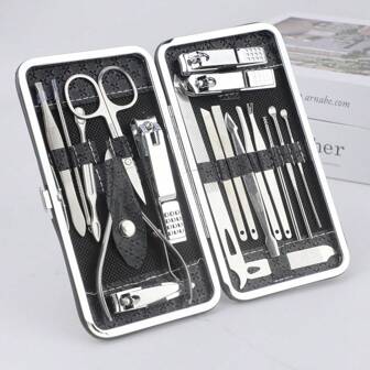 RANCAI 19-delat nagelklipparset i rostfritt stål med förvaringsfodral. Inkluderar pedikyrkniv och manikyrverktyg. Komplett set med nagelklippare och nagelvårdsverktyg.