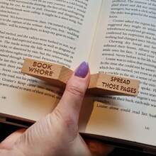 书籍 - Smut - 拇指页支架 - 书签支架 - 木材 - 阅读助手 - 书友 - 书页扩展器 - 送给爱书人的礼物 Smut Book 拇指支架 书架 50 度书签 送给爱书人的礼物 送给朋友的礼物 粗鲁的书 俏皮的书 生日粗鲁的礼物 有趣的礼物 - 彩色 - 查看 9