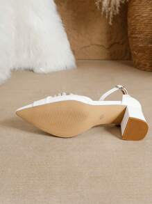 Elegantes tacones gruesos de punta puntiaguda en color blanco para mujer, sandalias de moda y versátiles para el Día de San Valentín