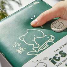 1 pezzo Taccuino in pelle spessa con fibbia creativa, copertina con animale verde carino, design di pagine interne multicolore creativo, cover in PU elastica e idrorepellente, diario, blocco note semplice, taccuino portatile, block notes, quaderno per vocabolario, libro per appunti, quaderno per ufficio, quaderno per il ritorno a scuola, regalo per il ritorno a scuola, regalo per compleanno/Natale/Ognissanti/Ringraziamento, premio scolastico e regalo di ricompensa, forniture per ufficio e scuola