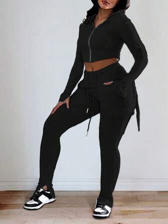 Set da 2 pezzi composto da top con cappuccio e orlo curvo e pantaloni slim fit con orlo spaccato