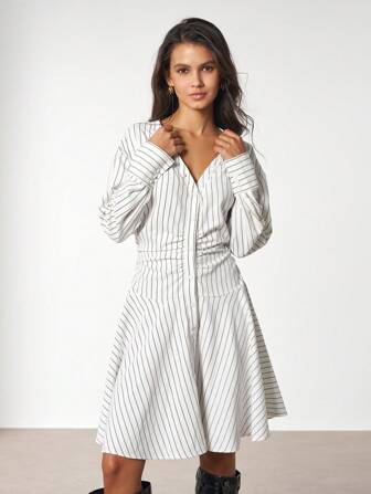 Vestido diario de manga larga con cuello en V, estampado con rayas y plisados, sencillo para uso diario