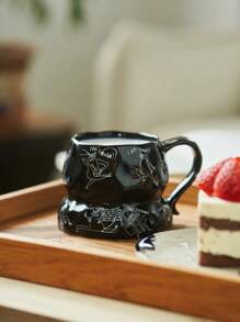 这是一款350毫升的手工捏杯系列。米色手工捏杯采用陶瓷工艺精制而成。可爱的卡通图案魅力十足，清新的风格为生活增添了一丝温暖的气息。回到学校 - 同款 - 查看 6