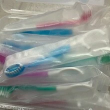 Pacote com 10 escovas de dente para adultos com sabor de menta, chá verde e pêssego - cerdas macias de poliéster, cabeça compacta, sem álcool, unissex - conjunto de escovas de dente manuais para viagem para hálito fresco e cuidados dentários - decoração de banheiro para casa - decoração de outono - volta às aulas - sabor misto - Ver 4