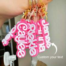 Niestandardowy różowy brelok do kluczy z lalką. Intensywnie różowy brelok z tabliczką z imieniem 3D. Spersonalizowany różowy brelok z etykietą z imieniem. Modny brelok z imieniem lalki jako prezent dla dziewczynki, cekiny, trwały, kolorowy, słodki, uroczy, Y2K, kawaii, zabawny, stylowy, niestandardowy, spersonalizowany, wyjątkowy, spersonalizowany, idealny prezent dla niej, dla niej, dziewczyny, dzieci, na rocznice, spersonalizowane prezenty dla kobiet/mężczyzn, spersonalizowany/spersonalizowany brelok do kluczy, zawieszki do torebek