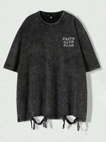 Parte superior casual de cuello redondo con estampado de "Fe sobre miedo" para hombres, camiseta de manga corta con estilo de moda callejera y efecto desgastado vintage