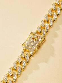 个性化街头嘻哈风格锆石粗链定制小皇冠英文名不锈钢吊坠项链，搭配中性色和配饰，金色，时尚，多彩，复古，简约，男女通用，休闲，可爱，定制，个性化，独特，适合他的理想礼物，适合她、男朋友、女朋友、爸爸、妈妈、家人、朋友、周年纪念日、生日、毕业典礼、舞会、派对、黄金首饰