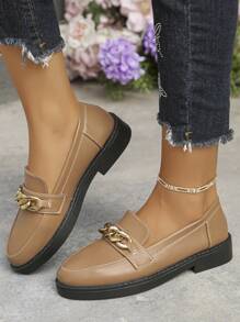 女士优雅黑色 PU 皮革一脚蹬平底鞋，带金属装饰，圆头，适合办公室通勤 - 棕色 - 查看 2