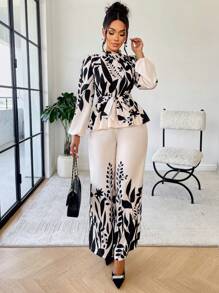 Conjunto de dos piezas de camisa con cintura ceñida y estampado floral y pantalón de pierna ancha para mujer (impresión posicionada) de Amarilo