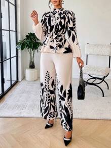 Conjunto de dos piezas de camisa con cintura ceñida y estampado floral y pantalón de pierna ancha para mujer (impresión posicionada) de Amarilo