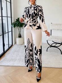 Conjunto de dos piezas de camisa con cintura ceñida y estampado floral y pantalón de pierna ancha para mujer (impresión posicionada) de Amarilo