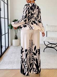 Conjunto de dos piezas de camisa con cintura ceñida y estampado floral y pantalón de pierna ancha para mujer (impresión posicionada) de Amarilo