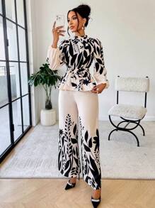 Conjunto de dos piezas de camisa con cintura ceñida y estampado floral y pantalón de pierna ancha para mujer (impresión posicionada) de Amarilo