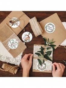 500 piezas/Rollo Pegatinas con dibujos florales navideños, 1 pulgada de diámetro, 8 diseños que incluyen árbol de Navidad, corona, reno, camión, piña, adecuado para Navidad, Año Nuevo, suministros de oficina, sellar tarjetas, regalos, sobres, decoración DIY, pegatina de PVC