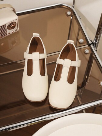 1 par de zapatos planos beige para niñas, con suela antideslizante de TPR, punta redonda y cierre de gancho y bucle ajustable de PU, cómodos y ligeros, unicolor, adecuados para estudiantes de 5 a 14 años, uso escolar y casual diario en todas las estaciones