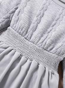 Kleine Mädchen Lässiges weißes Strickkleid mit hohem Kragen und elastischer Taille, weich und warm, geeignet für alltägliche und formelle Anlässe, Herbst/Winter