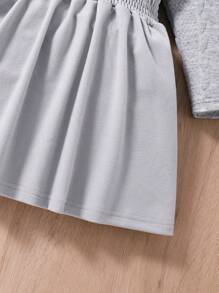 Kleine Mädchen Lässiges weißes Strickkleid mit hohem Kragen und elastischer Taille, weich und warm, geeignet für alltägliche und formelle Anlässe, Herbst/Winter