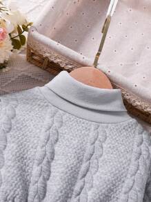 Kleine Mädchen Lässiges weißes Strickkleid mit hohem Kragen und elastischer Taille, weich und warm, geeignet für alltägliche und formelle Anlässe, Herbst/Winter