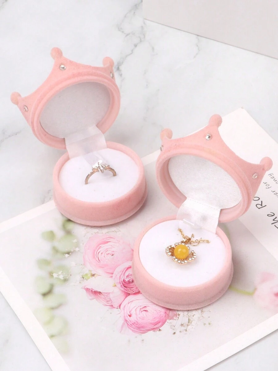 1/6 hộp đựng nhẫn hình vương miện hoạt hình đáng yêu và hộp quà tặng trang sức nhung cho ngày tựu trường, hoàn hảo cho quà tặng Giáng sinh, Lễ tạ ơn, Năm mới và Ngày lễ tình nhân, lý tưởng để cất giữ nhẫn, vòng cổ và các loại trang sức quý giá khác, thiết kế thời trang và vui nhộn cho cả trẻ em và người lớn, nâng cao trải nghiệm tặng quà của bạn với phụ kiện độc đáo và bắt mắt này, hoàn hảo để kỷ niệm những dịp đặc biệt và tạo nên những kỷ niệm lâu dài. - Nhiều màu - Xem 1