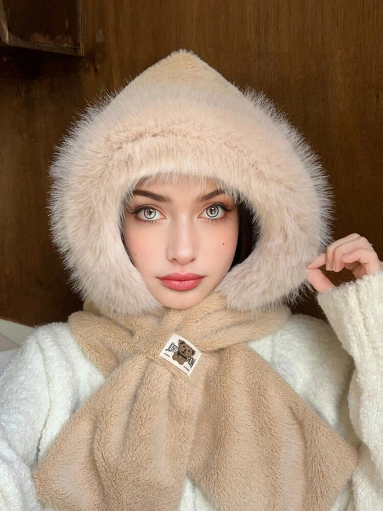 Ragazza in Un Cappello, in Una Sciarpa E Nei Guanti Lavorati a Maglia