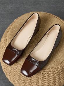 Chaussures à enfiler casual à orteil carré et texture de pierre, basses, confortables et polyvalentes. Mocassins bruns de haute qualité pour les voyages, le shopping et les activités extérieures