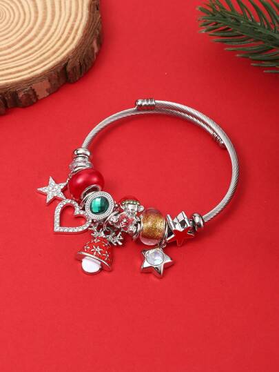 Coffret de bracelets à perles DIY pour cadeaux de Noël. Comprend les designs d'arbre de Noël, de canne en bonbon, de bonhomme de neige, de boîte-cadeau, de renne et de flocon de neige. Superbes cadeaux de Noël pour les enfants, la famille et les amis