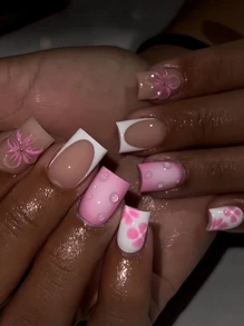 一盒 24 个短方形指甲，粉色和白色设计，带有水滴效果和花卉图案，按压式指甲套装配有指甲锉和果冻胶，适合女性和女孩，非常适合休闲和日常场合，具有甜美浪漫的风格。 - 彩色 - 查看 1