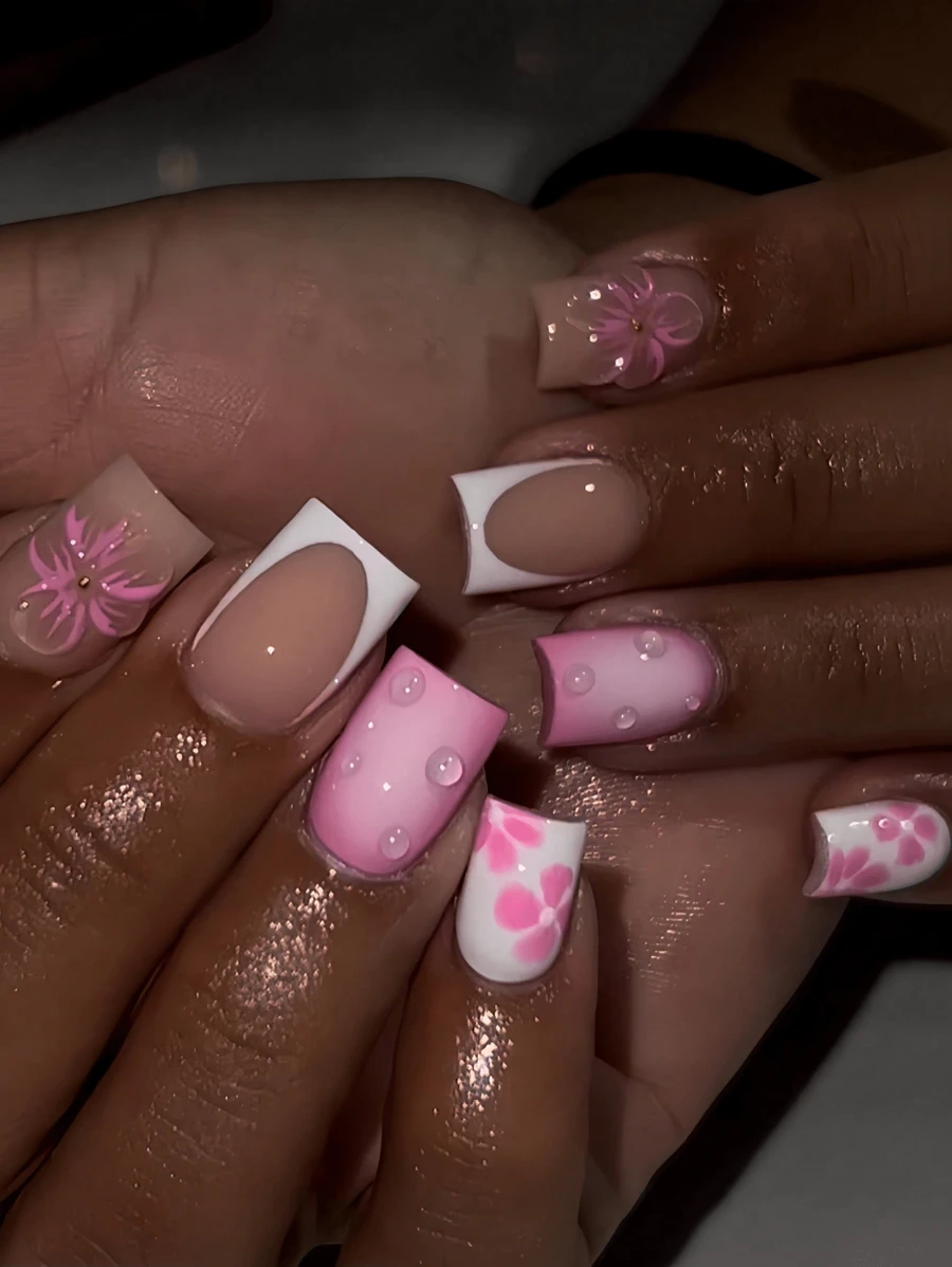 一盒 24 个短方形指甲，粉色和白色设计，带有水滴效果和花卉图案，按压式指甲套装配有指甲锉和果冻胶，适合女性和女孩，非常适合休闲和日常场合，具有甜美浪漫的风格。 - 彩色 - 查看 1