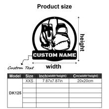 1 pieza Guantes de boxeo de pared de arte metálico personalizados y logotipo con nombre de boxeador personalizado, decoración del hogar, decoración de la sala de gimnasio para Navidad, cumpleaños - Estilo rústico, patio, porche, decoración de pared con bandera a cuadros de carreras - Exquisito, de moda, regalos de Navidad únicos - El regalo ideal para fans de boxeo a medida para darle a él/ella, novio, novia