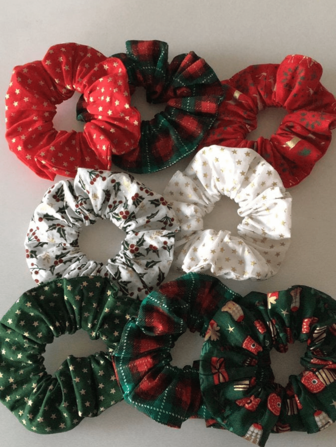 50 Scrunchies tamaño estándar, Navideñas, colores enviados aleatoriamente, ninguno se repite. Diferentes telas y patrones.