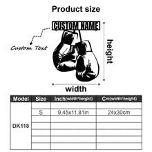 1 pieza Guantes de boxeo de pared de arte metálico personalizados y logotipo con nombre de boxeador personalizado, decoración del hogar, decoración de la sala de gimnasio para Navidad, cumpleaños - Estilo rústico, patio, porche, decoración de pared con bandera a cuadros de carreras - Exquisito, de moda, regalos de Navidad únicos - El regalo ideal para fans de boxeo a medida para darle a él/ella, novio, novia