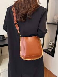 1件复古装饰铆钉边半圆形潮流休闲百搭女包，新款秋冬款，适合约会通勤日常使用，女士单肩包斜挎包