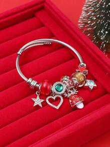 Coffret de bracelets à perles DIY pour cadeaux de Noël. Comprend les designs d'arbre de Noël, de canne en bonbon, de bonhomme de neige, de boîte-cadeau, de renne et de flocon de neige. Superbes cadeaux de Noël pour les enfants, la famille et les amis