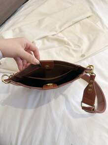 1件复古装饰铆钉边半圆形潮流休闲百搭女包，新款秋冬款，适合约会通勤日常使用，女士单肩包斜挎包