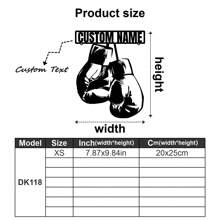 1 pieza Guantes de boxeo de pared de arte metálico personalizados y logotipo con nombre de boxeador personalizado, decoración del hogar, decoración de la sala de gimnasio para Navidad, cumpleaños - Estilo rústico, patio, porche, decoración de pared con bandera a cuadros de carreras - Exquisito, de moda, regalos de Navidad únicos - El regalo ideal para fans de boxeo a medida para darle a él/ella, novio, novia
