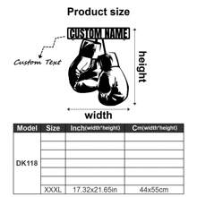 1 pieza Guantes de boxeo de pared de arte metálico personalizados y logotipo con nombre de boxeador personalizado, decoración del hogar, decoración de la sala de gimnasio para Navidad, cumpleaños - Estilo rústico, patio, porche, decoración de pared con bandera a cuadros de carreras - Exquisito, de moda, regalos de Navidad únicos - El regalo ideal para fans de boxeo a medida para darle a él/ella, novio, novia