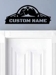 1 pieza Guantes de boxeo de pared de arte metálico personalizados y logotipo con nombre de boxeador personalizado, decoración del hogar, decoración de la sala de gimnasio para Navidad, cumpleaños - Estilo rústico, patio, porche, decoración de pared con bandera a cuadros de carreras - Exquisito, de moda, regalos de Navidad únicos - El regalo ideal para fans de boxeo a medida para darle a él/ella, novio, novia