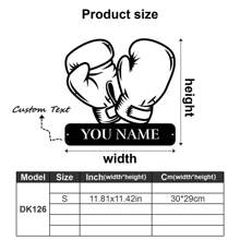 1 pieza Guantes de boxeo de pared de arte metálico personalizados y logotipo con nombre de boxeador personalizado, decoración del hogar, decoración de la sala de gimnasio para Navidad, cumpleaños - Estilo rústico, patio, porche, decoración de pared con bandera a cuadros de carreras - Exquisito, de moda, regalos de Navidad únicos - El regalo ideal para fans de boxeo a medida para darle a él/ella, novio, novia