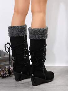 Giày bốt đế xuồng dành cho nữ mùa thu/đông, giày bốt cao cổ lót lông có dây buộc phía sau và tua rua, giày bốt đi tuyết bằng da lộn ấm áp, giày bốt đen phong cách châu Âu, nhỏ hơn một nửa cỡ - màu đen - Xem 4