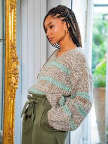 (Einheitsgröße) Zora gestreifter gestrickter Cardigan in Gold & Silber. Dieser gestreifte gestrickte Weste bietet einen eleganten und bequemen Stil dank ihrer Länge und langen Ärmel. bunte Streifen verleihen Ihrem Outfit einen Farbakzent. Aus hochwertigem Strickstoff gefertigt, ist diese Weste sowohl warm als auch weich anzufühlen. Perfekt für kühle Herbst- und Wintertage. - graubraun - Übersicht 4