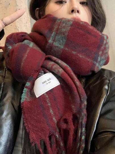 1条新款红色复古格子围巾披肩，女士秋冬保暖百搭，适合日常佩戴和旅行穿着。
