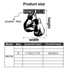 1 pieza Guantes de boxeo de pared de arte metálico personalizados y logotipo con nombre de boxeador personalizado, decoración del hogar, decoración de la sala de gimnasio para Navidad, cumpleaños - Estilo rústico, patio, porche, decoración de pared con bandera a cuadros de carreras - Exquisito, de moda, regalos de Navidad únicos - El regalo ideal para fans de boxeo a medida para darle a él/ella, novio, novia