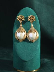 Conjunto de joyas de collar, pendientes y anillo de oro laminado de 18K con talla de flores, nácar y perlas barrocas envejecidas de manera vintage