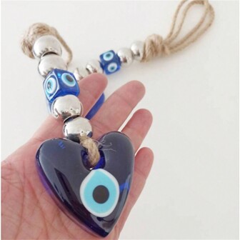 Colgante hecho a mano con forma de corazón y ojo azul turco - Amuleto de vidrio azul turco con cuentas de plata - Decoración única para el hogar, bolso, auto y pared - Regalo reflexivo y amuleto protector, decoración del hogar, decoración de habitación, decoración de pared