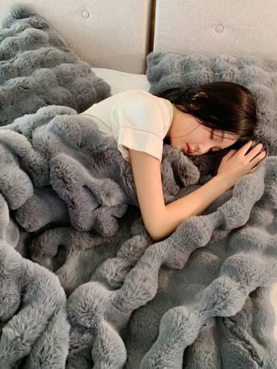 1pc Fluffy Fleece Blanket, Plush Lightweight Double Layer Throw Blanket For Sofa, Office, Camping, Suitable For All Seasons Versatile Gift