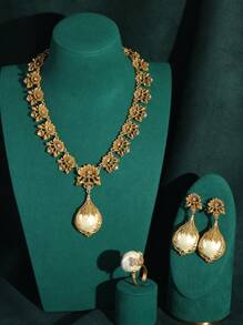 Conjunto de joyas de collar, pendientes y anillo de oro laminado de 18K con talla de flores, nácar y perlas barrocas envejecidas de manera vintage